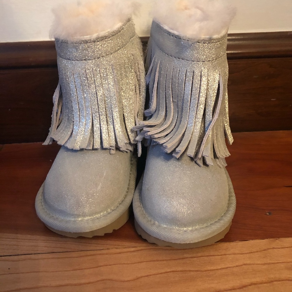 UGG Classic Short II Fringe Suede Boot NEVER WORN